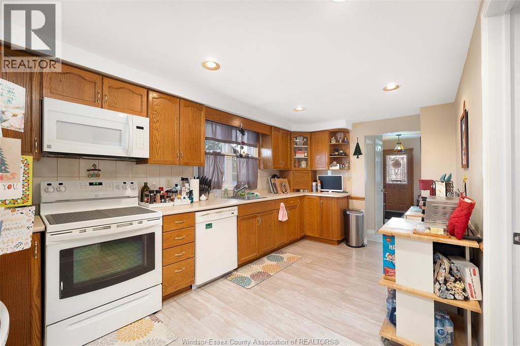 704 Bensette, Windsor, ON - Indoor Photo Showing Kitchen