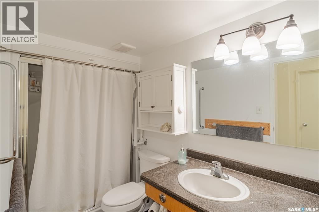 329 65 Westfield Drive, Regina, SK - Indoor Photo Showing Bathroom
