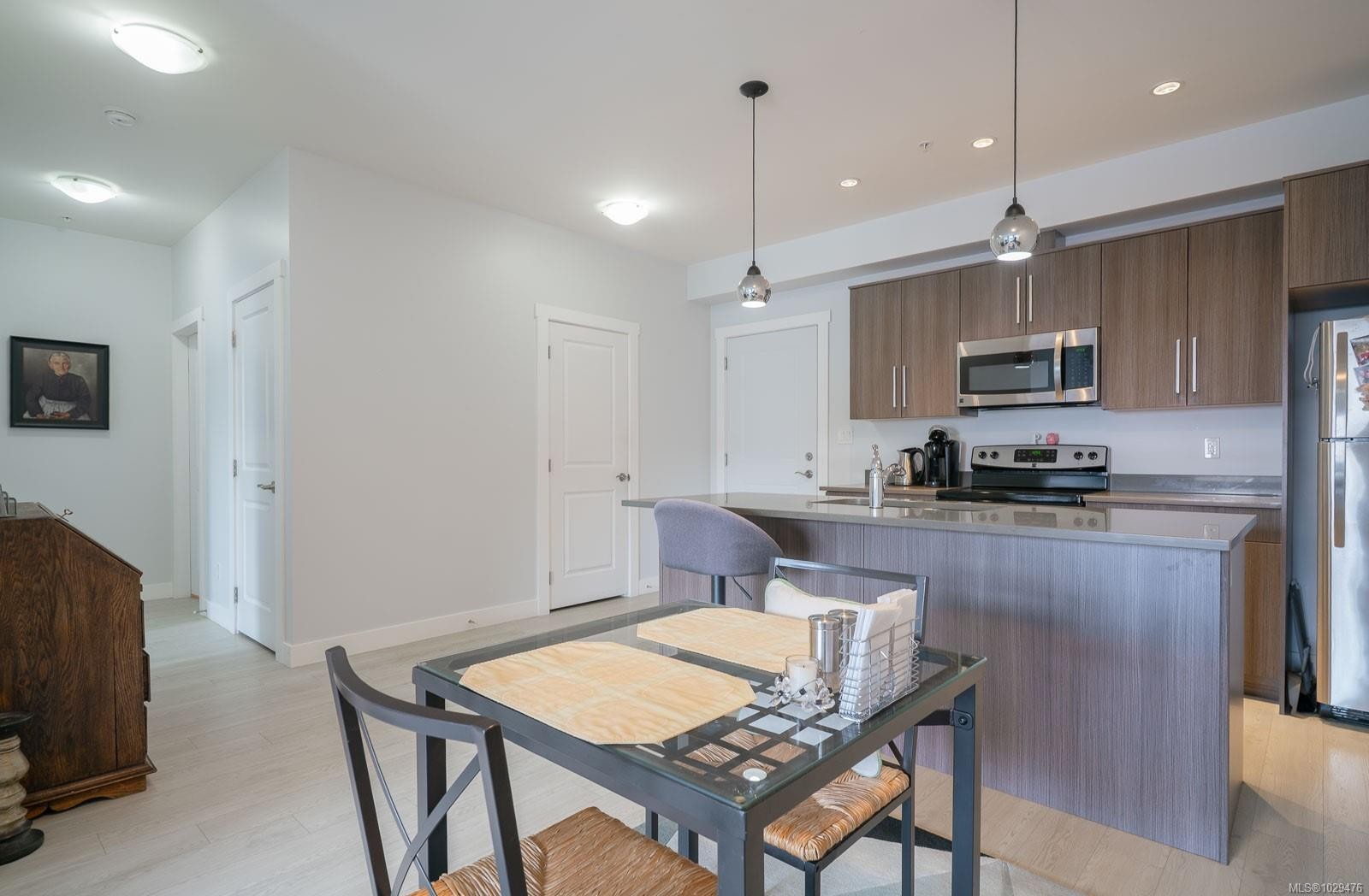 208-15 Canada Ave, Duncan, BC - Indoor Photo Showing Kitchen With Upgraded Kitchen