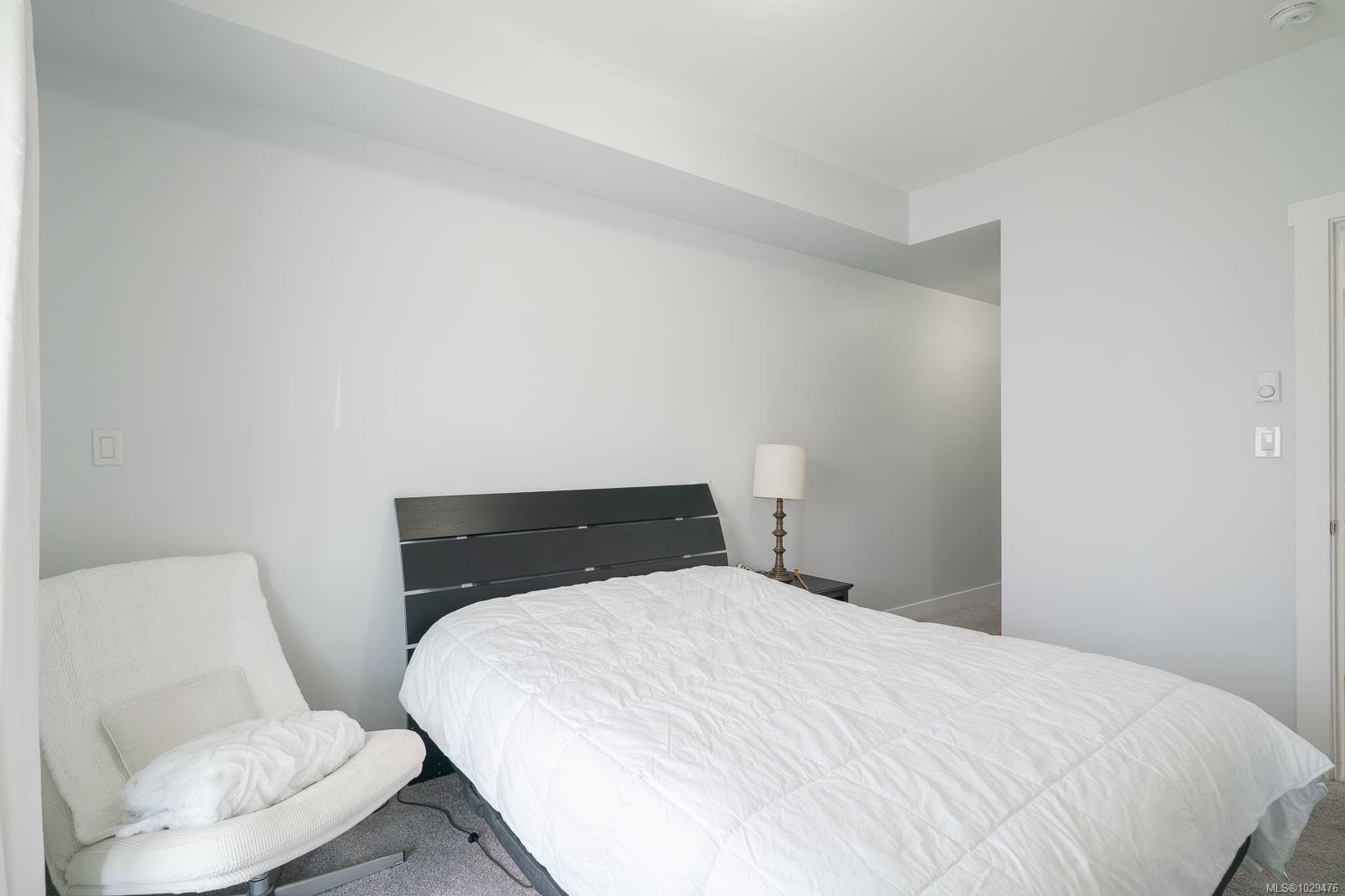 208-15 Canada Ave, Duncan, BC - Indoor Photo Showing Bedroom