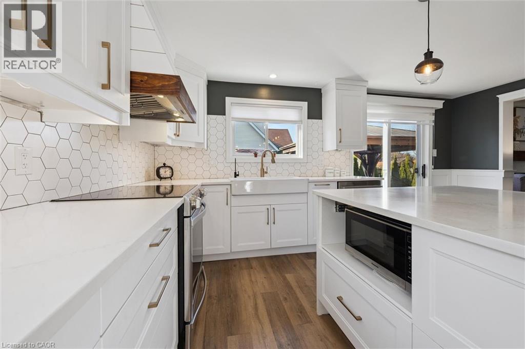 3 Alona Avenue, Cambridge, ON - Indoor Photo Showing Kitchen With Upgraded Kitchen