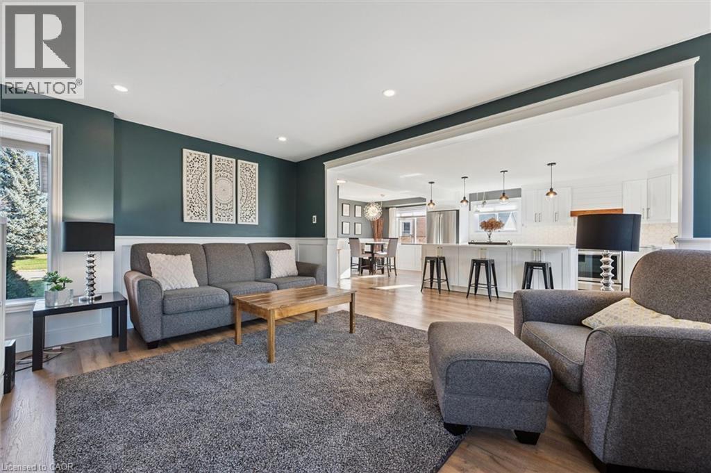 3 Alona Avenue, Cambridge, ON - Indoor Photo Showing Living Room