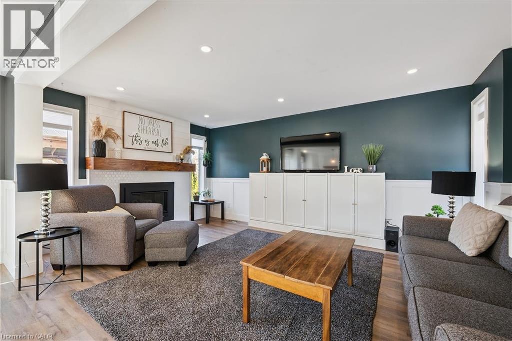 3 Alona Avenue, Cambridge, ON - Indoor Photo Showing Living Room With Fireplace