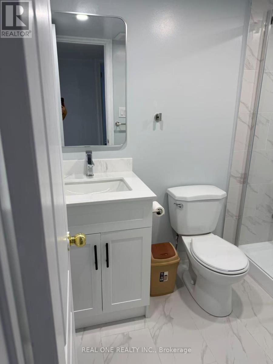 826 Winterton Way, Mississauga, ON - Indoor Photo Showing Bathroom