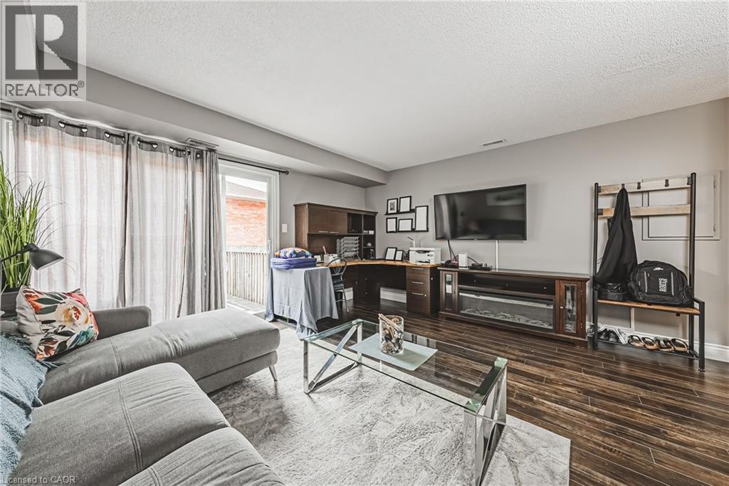 266 Limeridge Road E Unit# 3, Hamilton, ON - Indoor Photo Showing Living Room