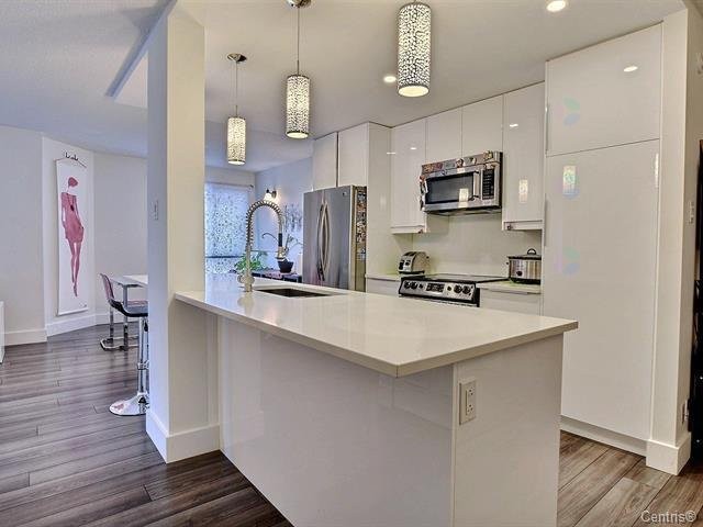 Kitchen - 406-525 Rue Lucien-L'Allier, Montréal (Ville-Marie), QC - Indoor Photo Showing Kitchen With Upgraded Kitchen