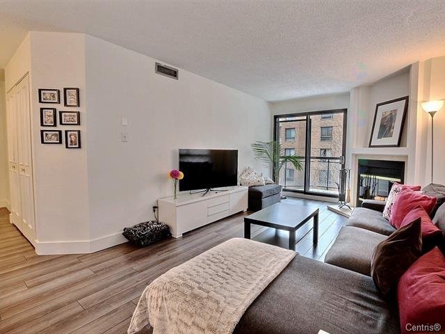 Living Room - 406-525 Rue Lucien-L'Allier, Montréal (Ville-Marie), QC - Indoor Photo Showing Living Room With Fireplace