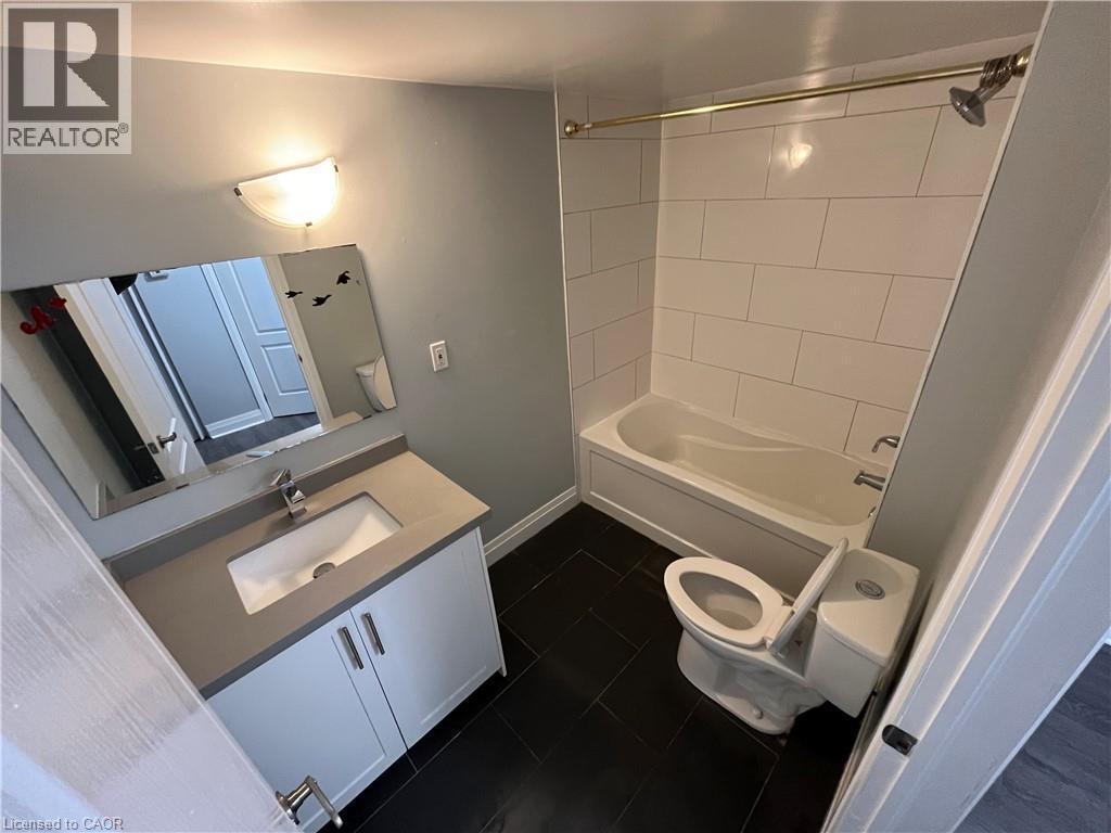 336 E Mohawk Road E, Hamilton, ON - Indoor Photo Showing Bathroom