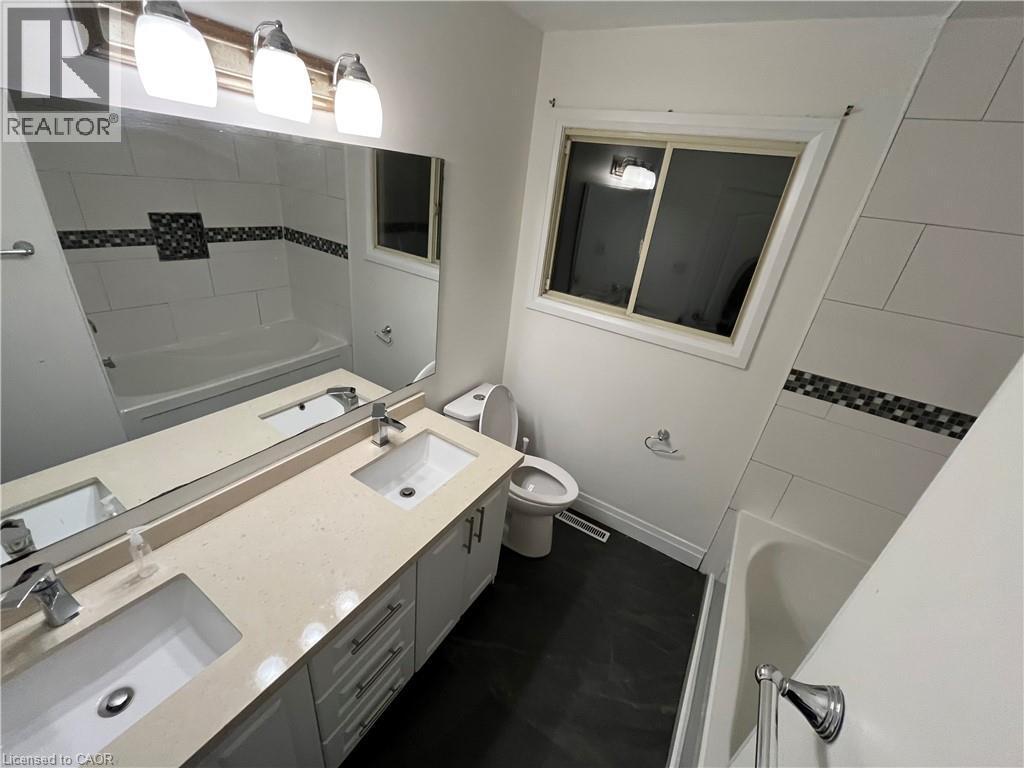 336 E Mohawk Road E, Hamilton, ON - Indoor Photo Showing Bathroom