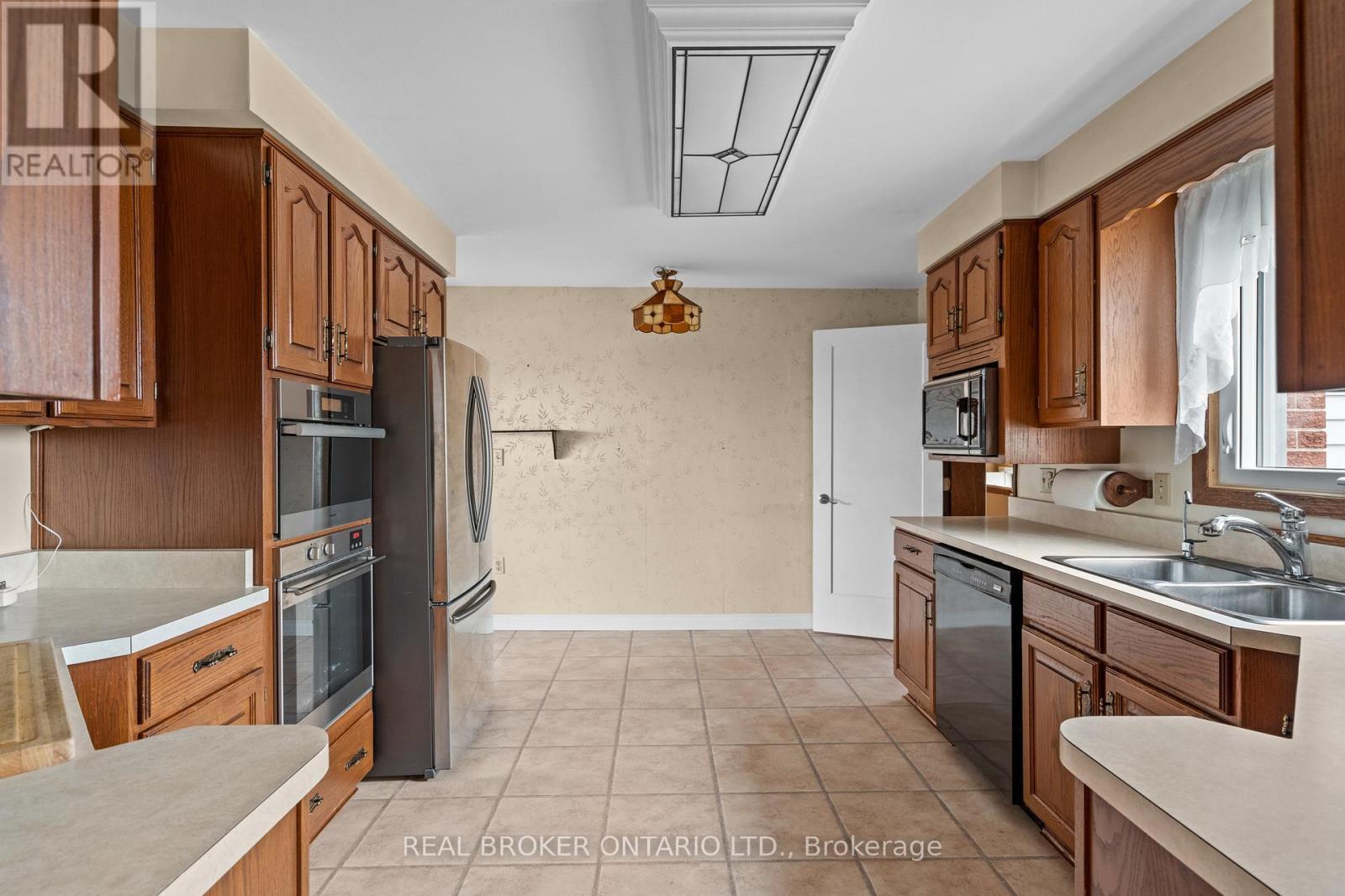 1621 Second Avenue, St. Catharines (Rural Fourth), ON - Indoor Photo Showing Kitchen With Double Sink