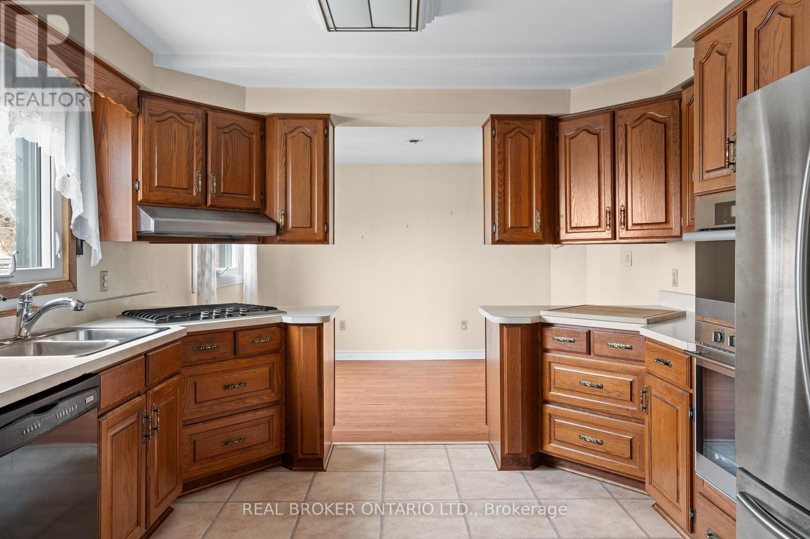 1621 Second Avenue, St. Catharines (Rural Fourth), ON - Indoor Photo Showing Kitchen With Double Sink