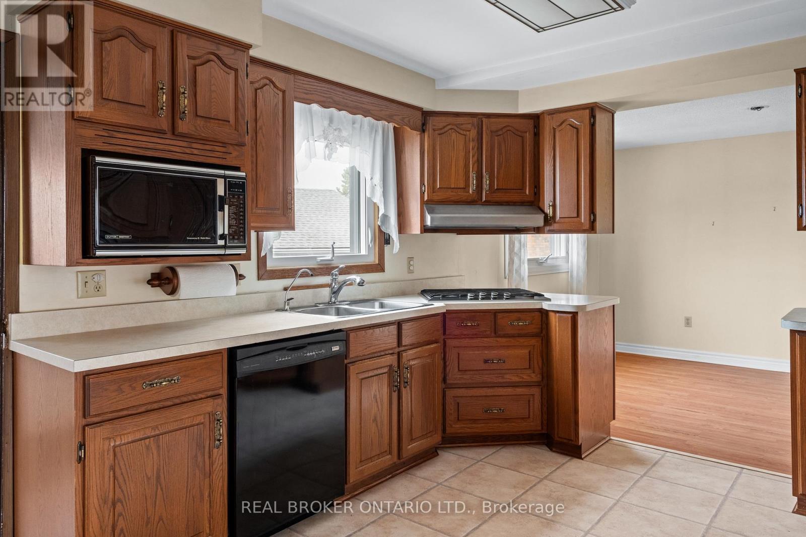 1621 Second Avenue, St. Catharines (Rural Fourth), ON - Indoor Photo Showing Kitchen With Double Sink