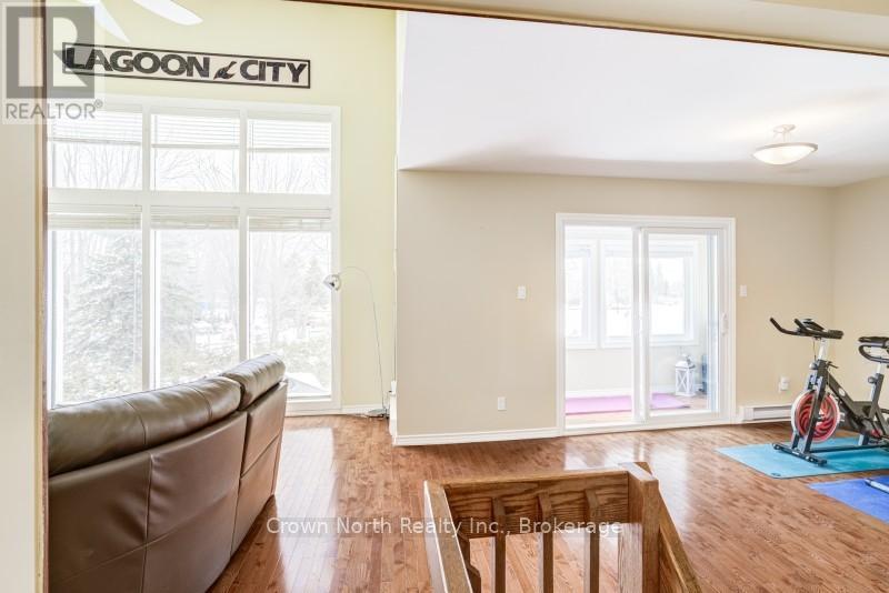 Bright upstairs space with Picture Windows - 39 Turtle Path, Ramara, ON - Indoor
