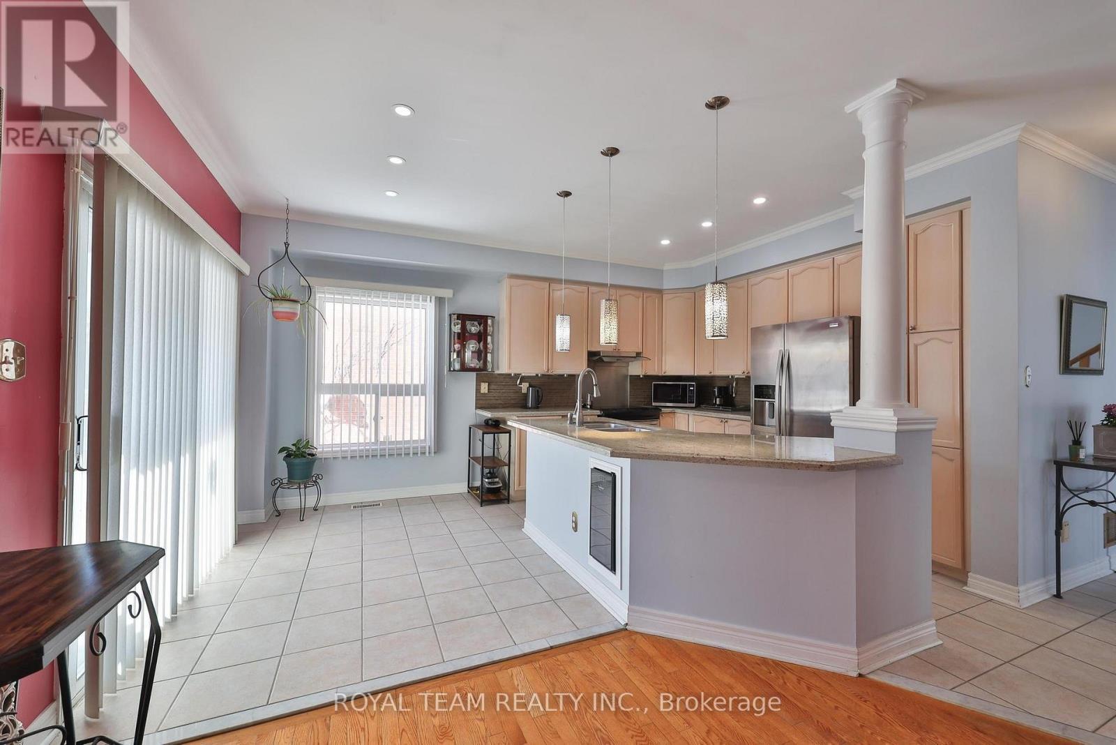 2 Sandway Crescent, Vaughan, ON - Indoor Photo Showing Kitchen
