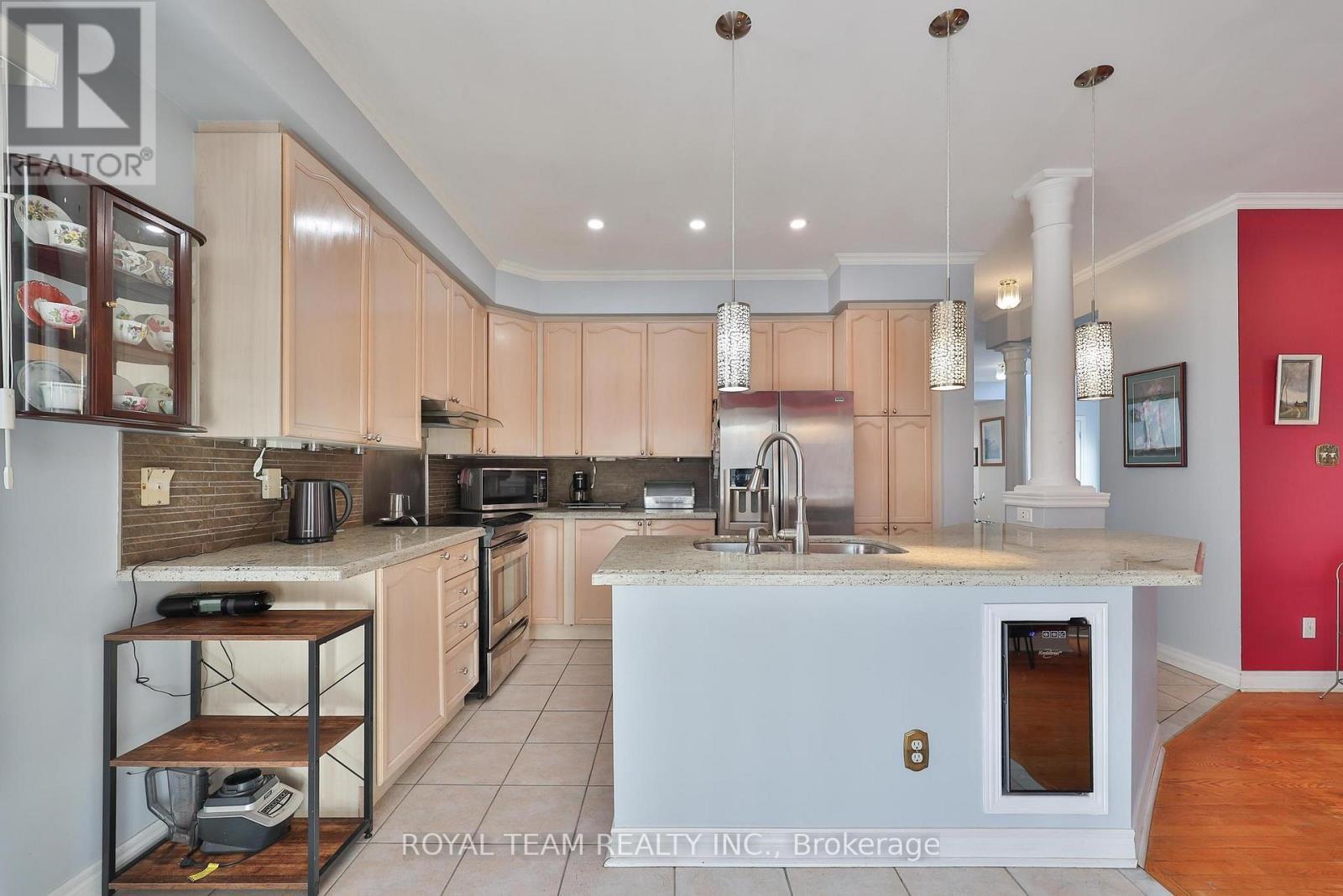 2 Sandway Crescent, Vaughan, ON - Indoor Photo Showing Kitchen With Upgraded Kitchen