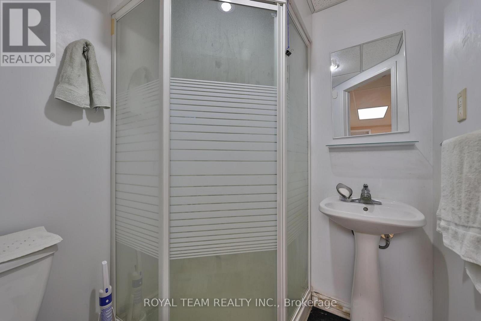 2 Sandway Crescent, Vaughan, ON - Indoor Photo Showing Bathroom