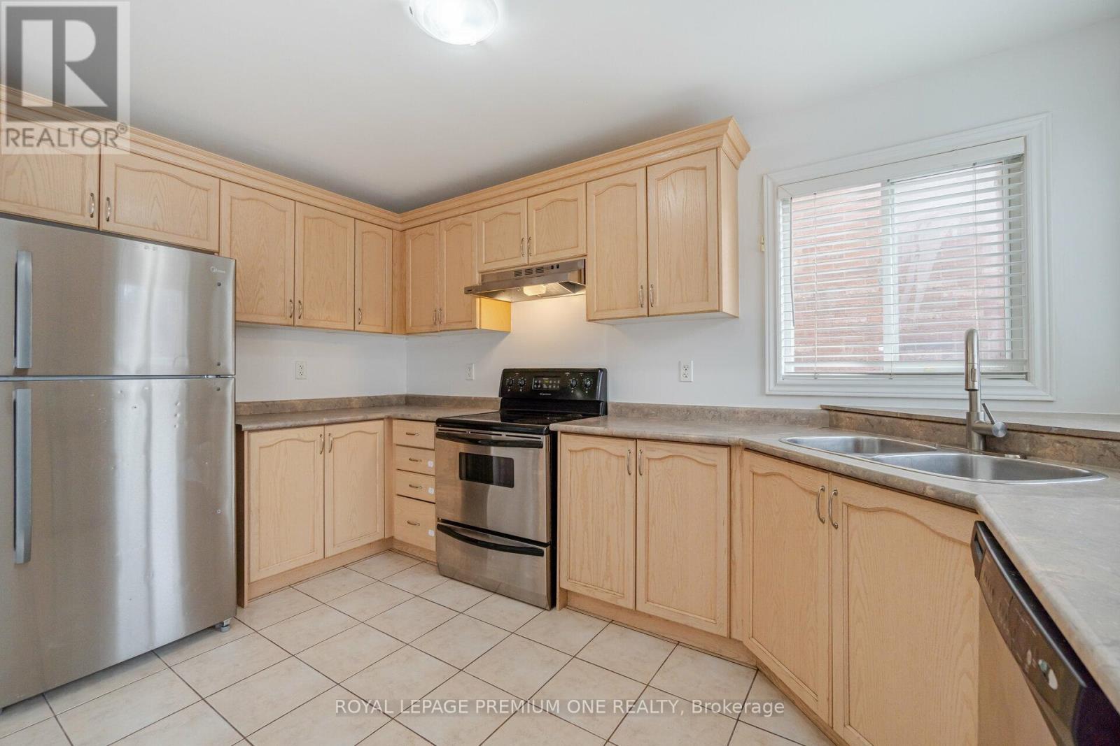 48 Devonwood Drive, Markham, ON - Indoor Photo Showing Kitchen With Double Sink