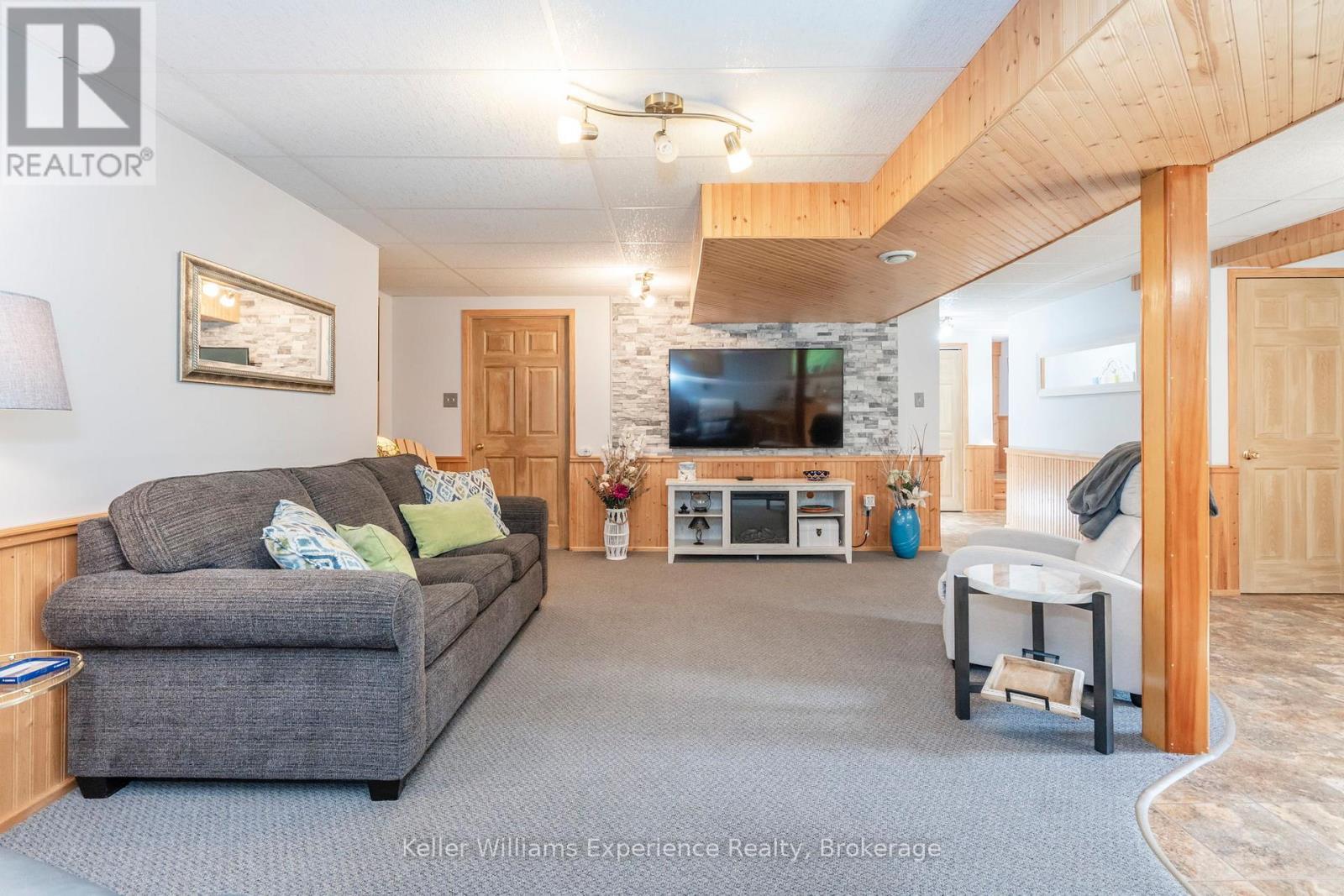 450 Concession 11 Road E, Tiny, ON - Indoor Photo Showing Living Room