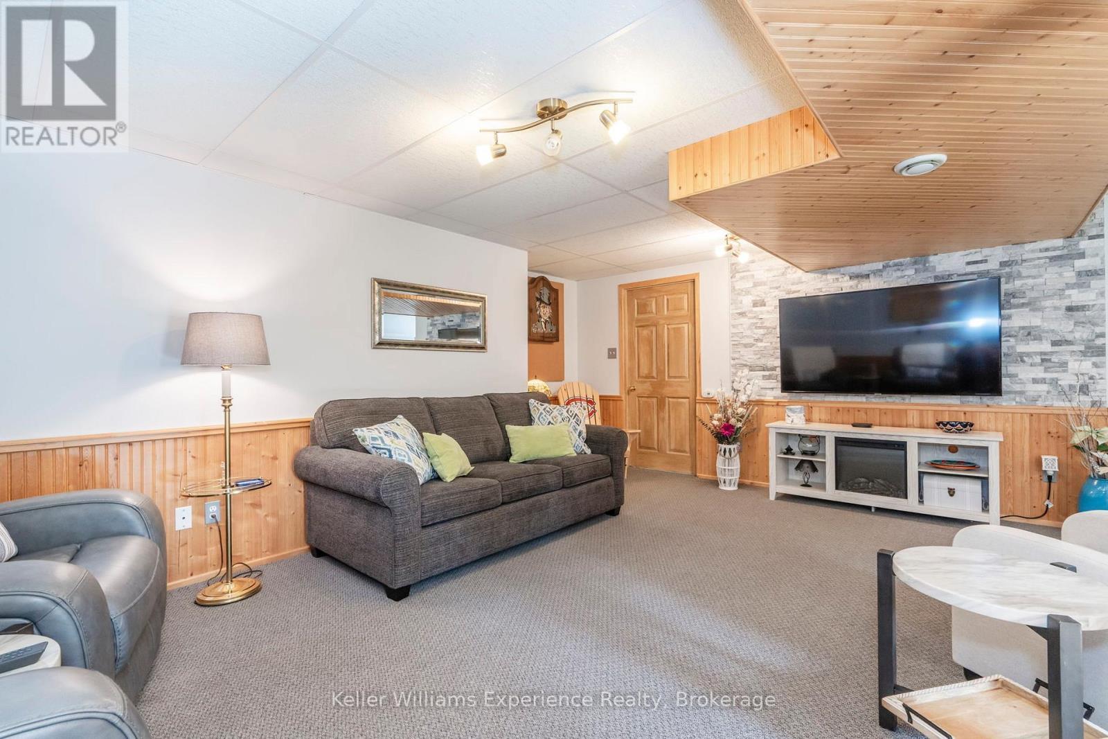 450 Concession 11 Road E, Tiny, ON - Indoor Photo Showing Living Room