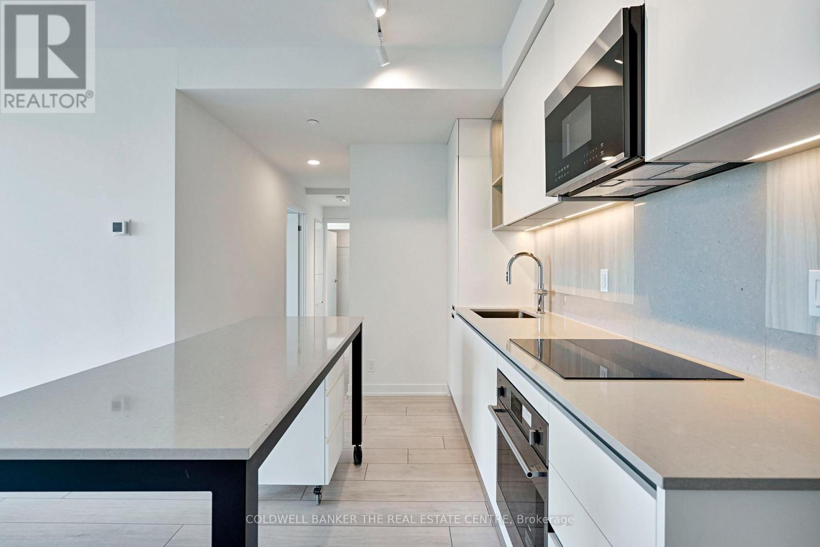 Unit #1302 - 39 Mary Street, Barrie, ON - Indoor Photo Showing Kitchen With Upgraded Kitchen