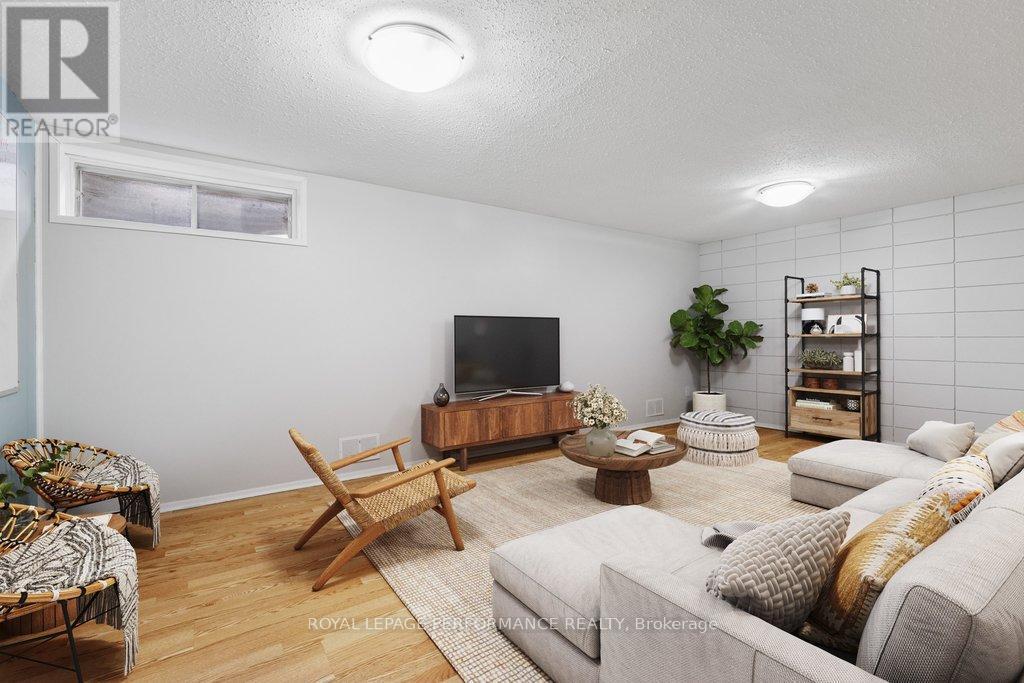 920 Walkley Road, Ottawa, ON - Indoor Photo Showing Living Room