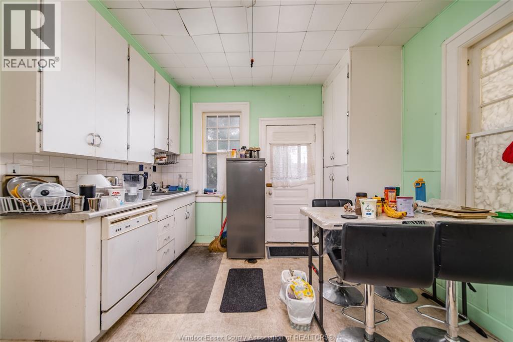 3245 Baby Street, Windsor, ON - Indoor Photo Showing Kitchen