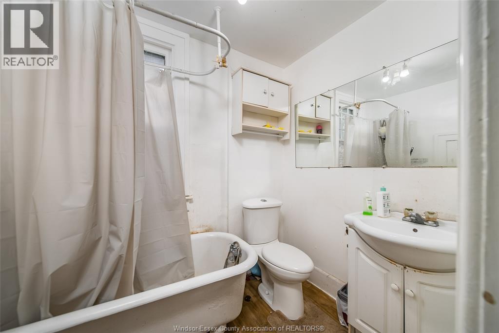 3245 Baby Street, Windsor, ON - Indoor Photo Showing Bathroom