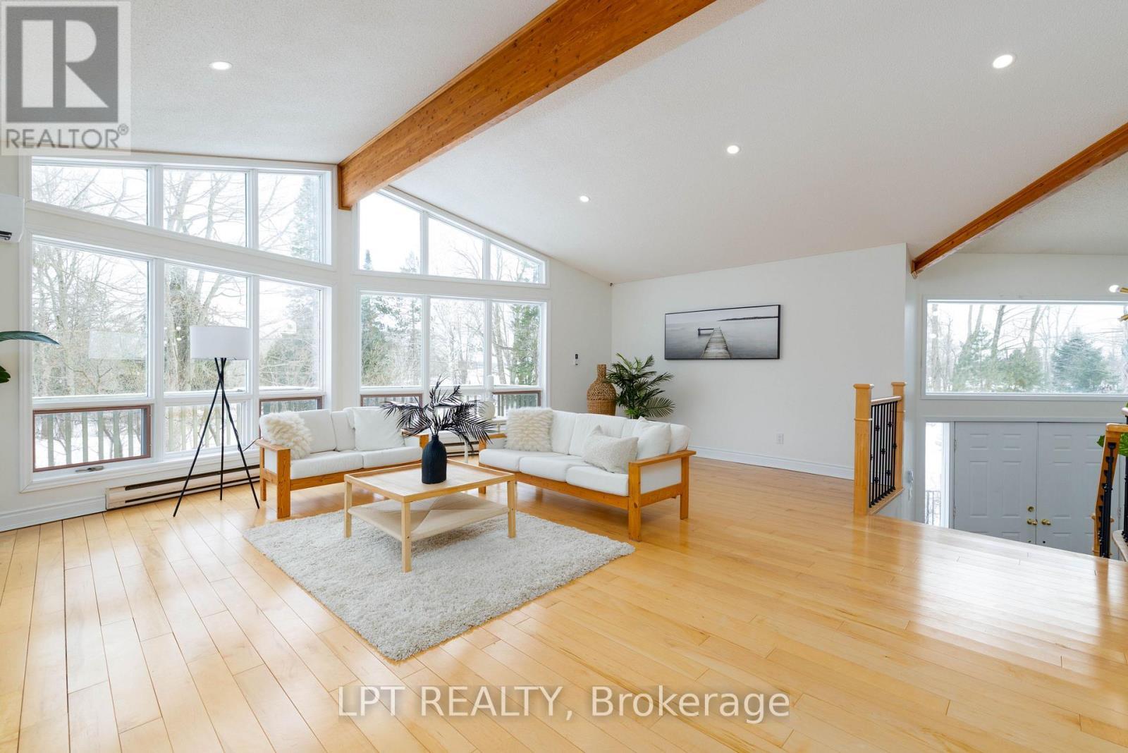 50 Concession Rd 2 W, Tiny, ON - Indoor Photo Showing Living Room