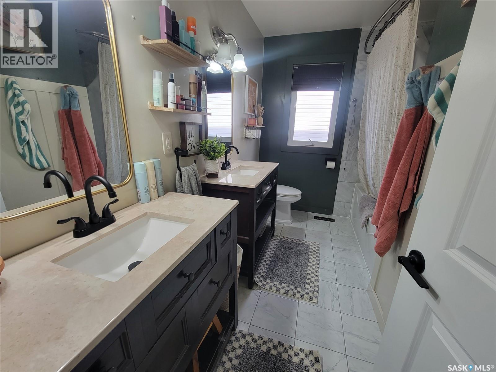 4702 Leader Street, Macklin, SK - Indoor Photo Showing Bathroom