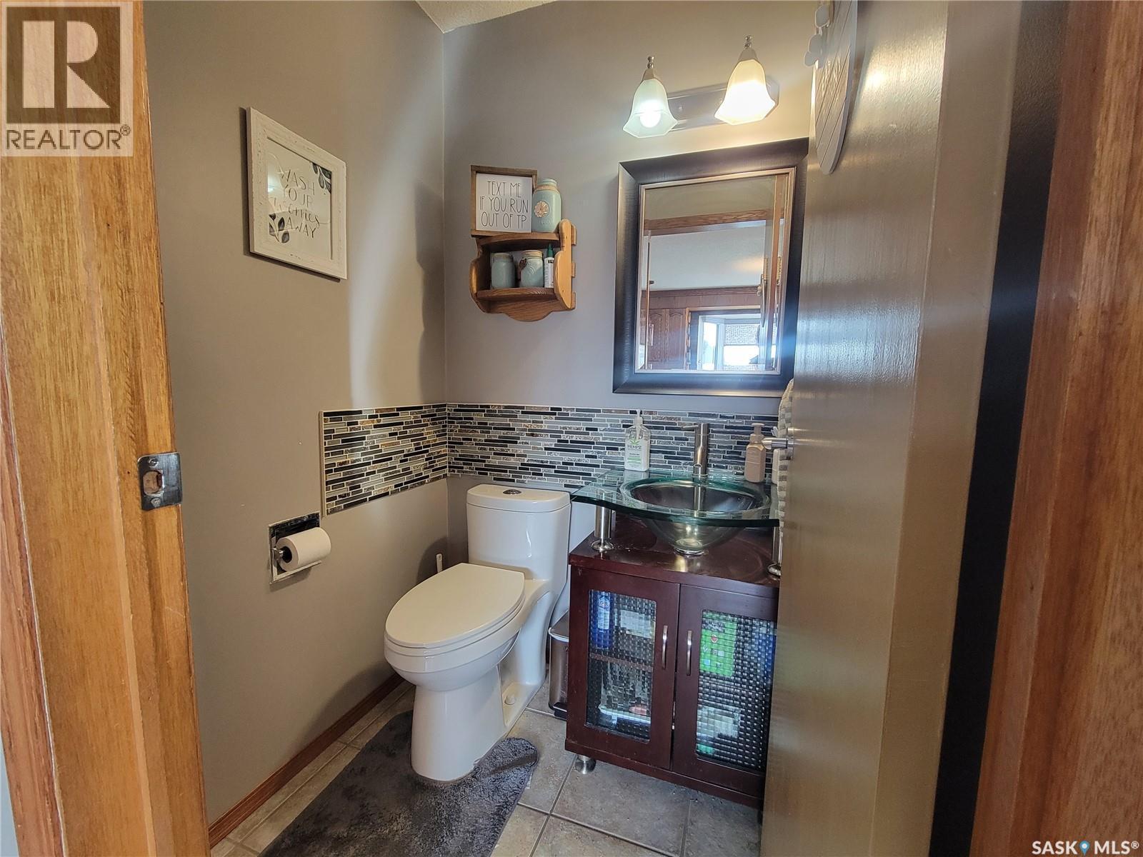 4702 Leader Street, Macklin, SK - Indoor Photo Showing Bathroom