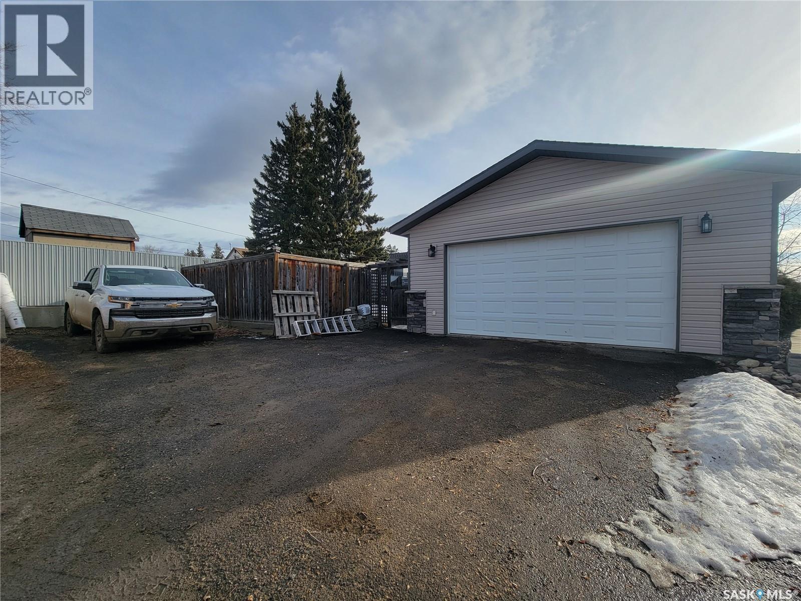 4702 Leader Street, Macklin, SK - Outdoor
