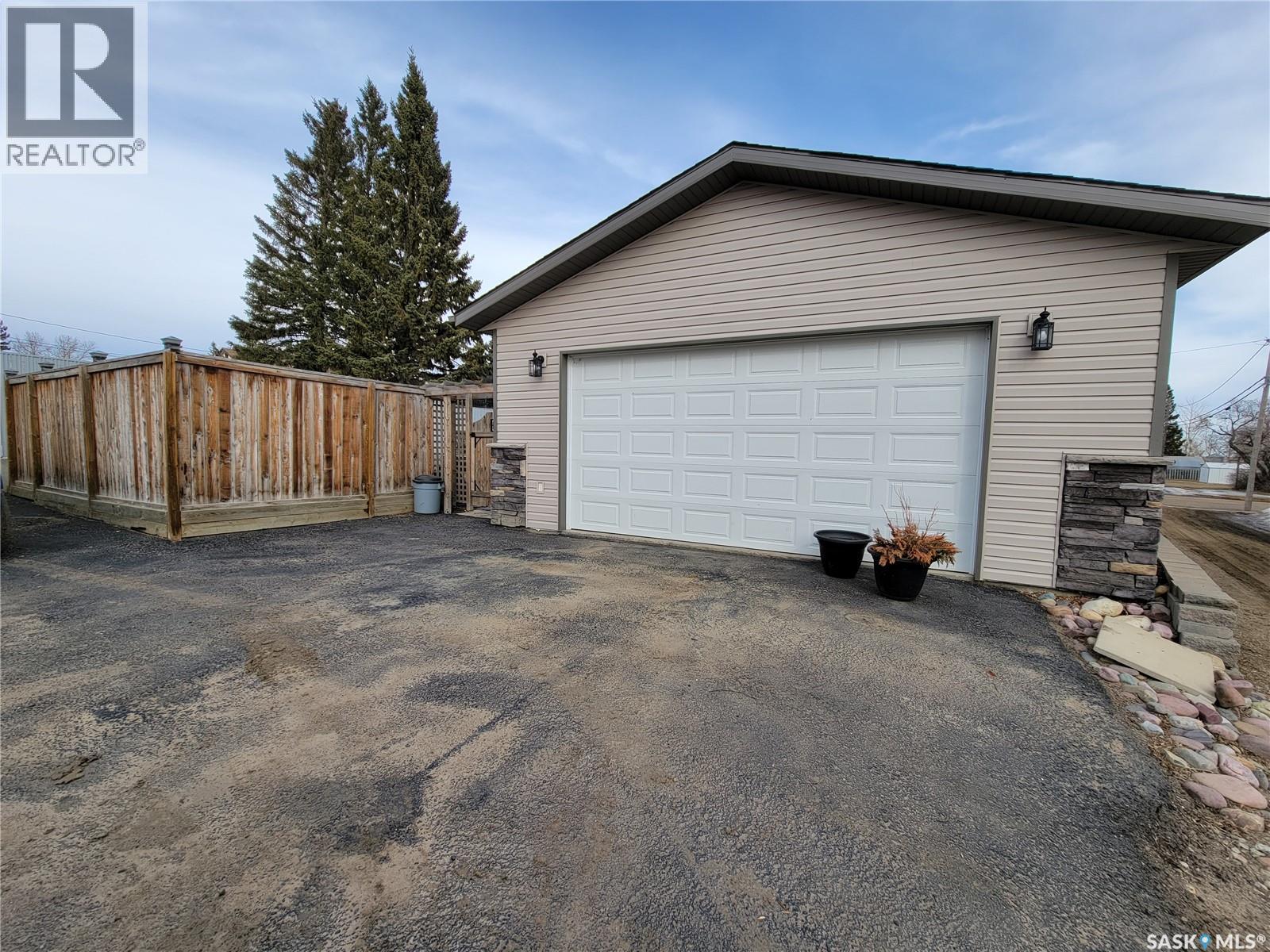 4702 Leader Street, Macklin, SK - Outdoor