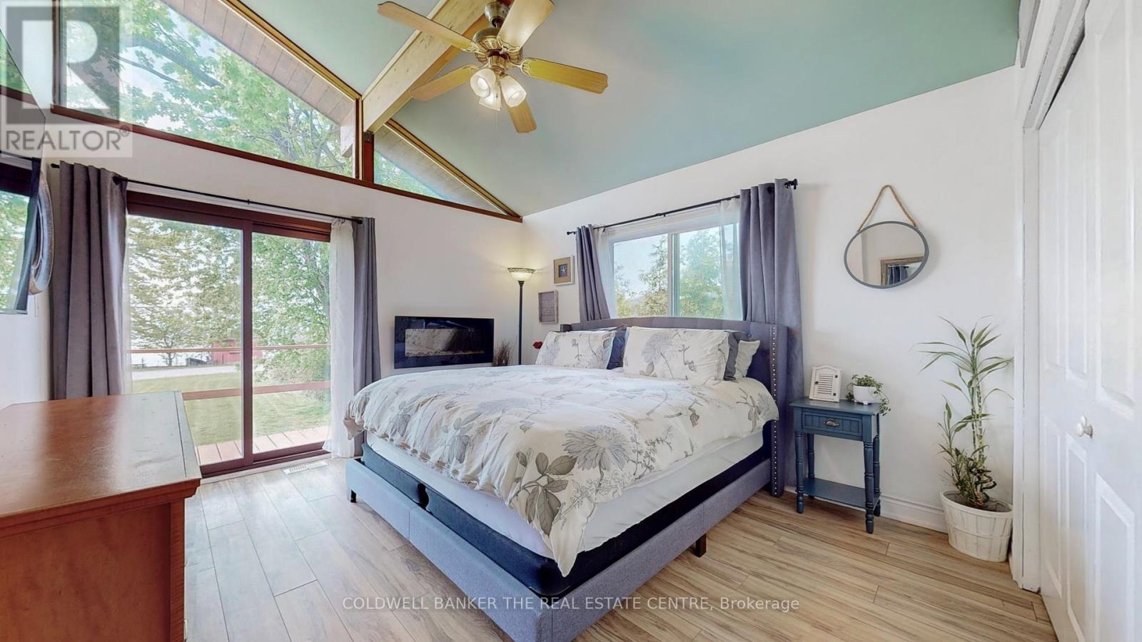 33 Lake Drive E, Georgina, ON - Indoor Photo Showing Bedroom
