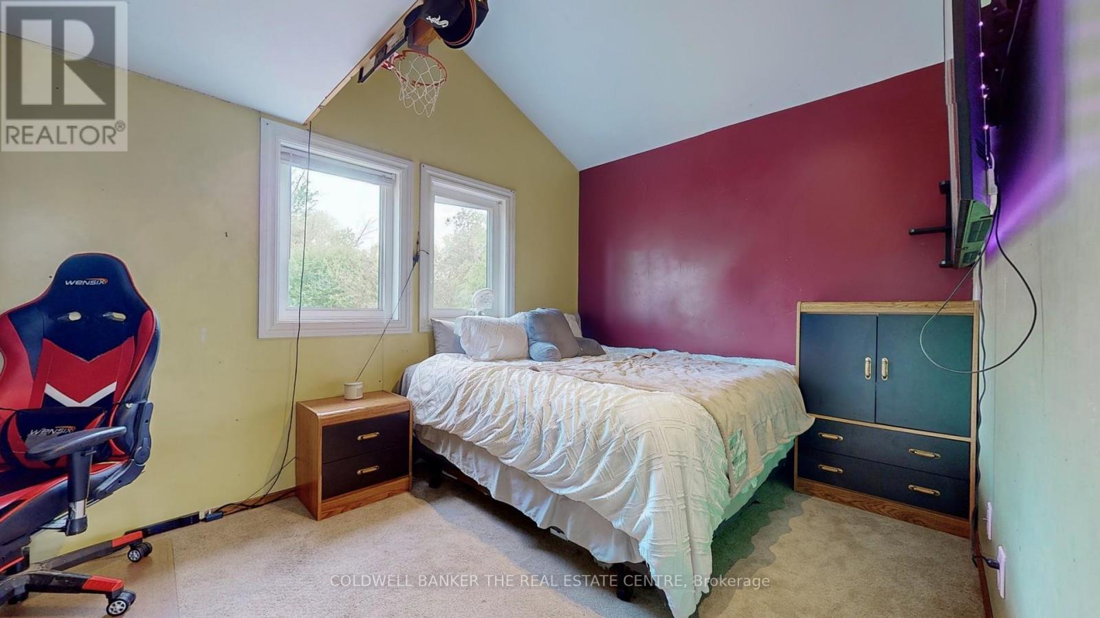 33 Lake Drive E, Georgina, ON - Indoor Photo Showing Bedroom