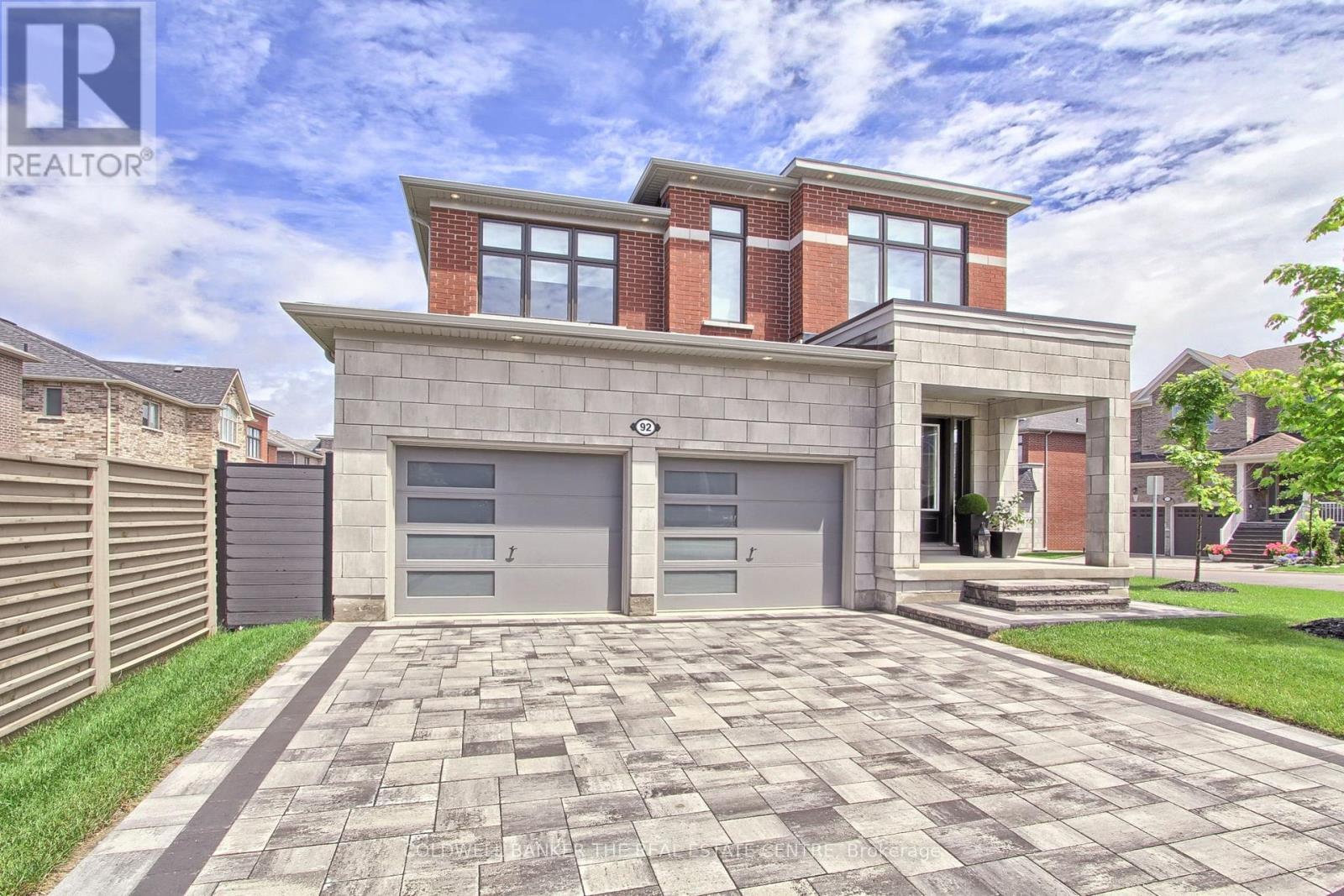 92 Maple Fields Circle, Aurora, ON - Outdoor With Facade