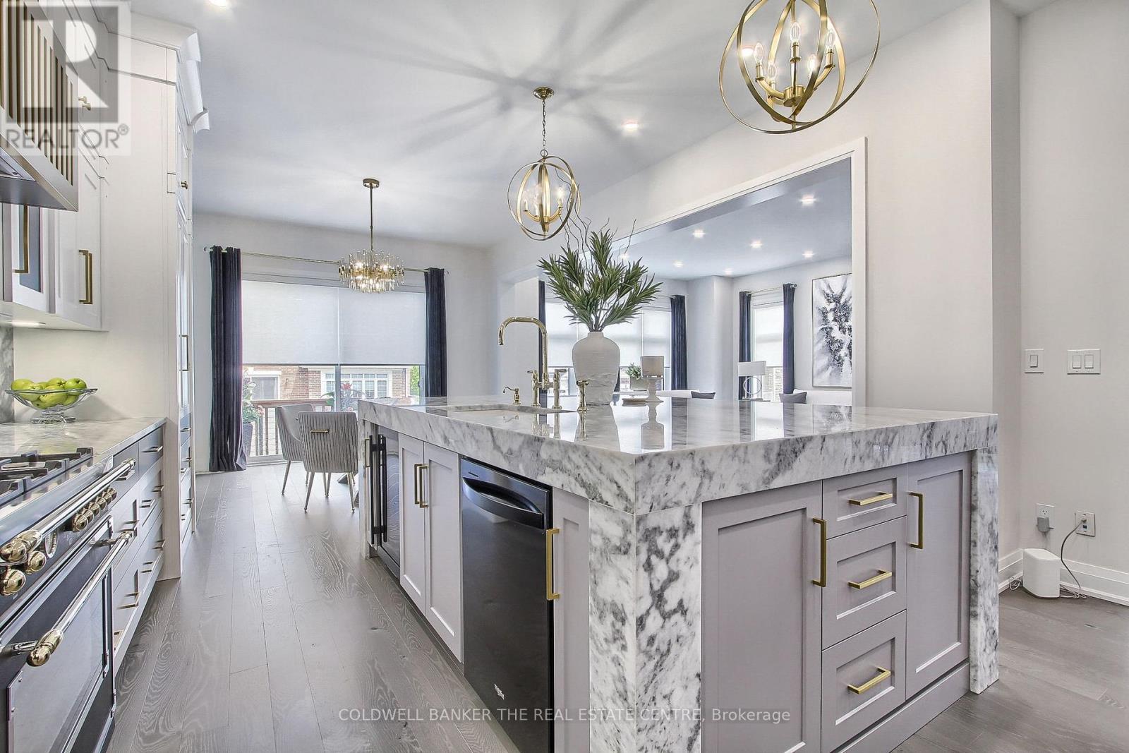 92 Maple Fields Circle, Aurora, ON - Indoor Photo Showing Kitchen With Upgraded Kitchen