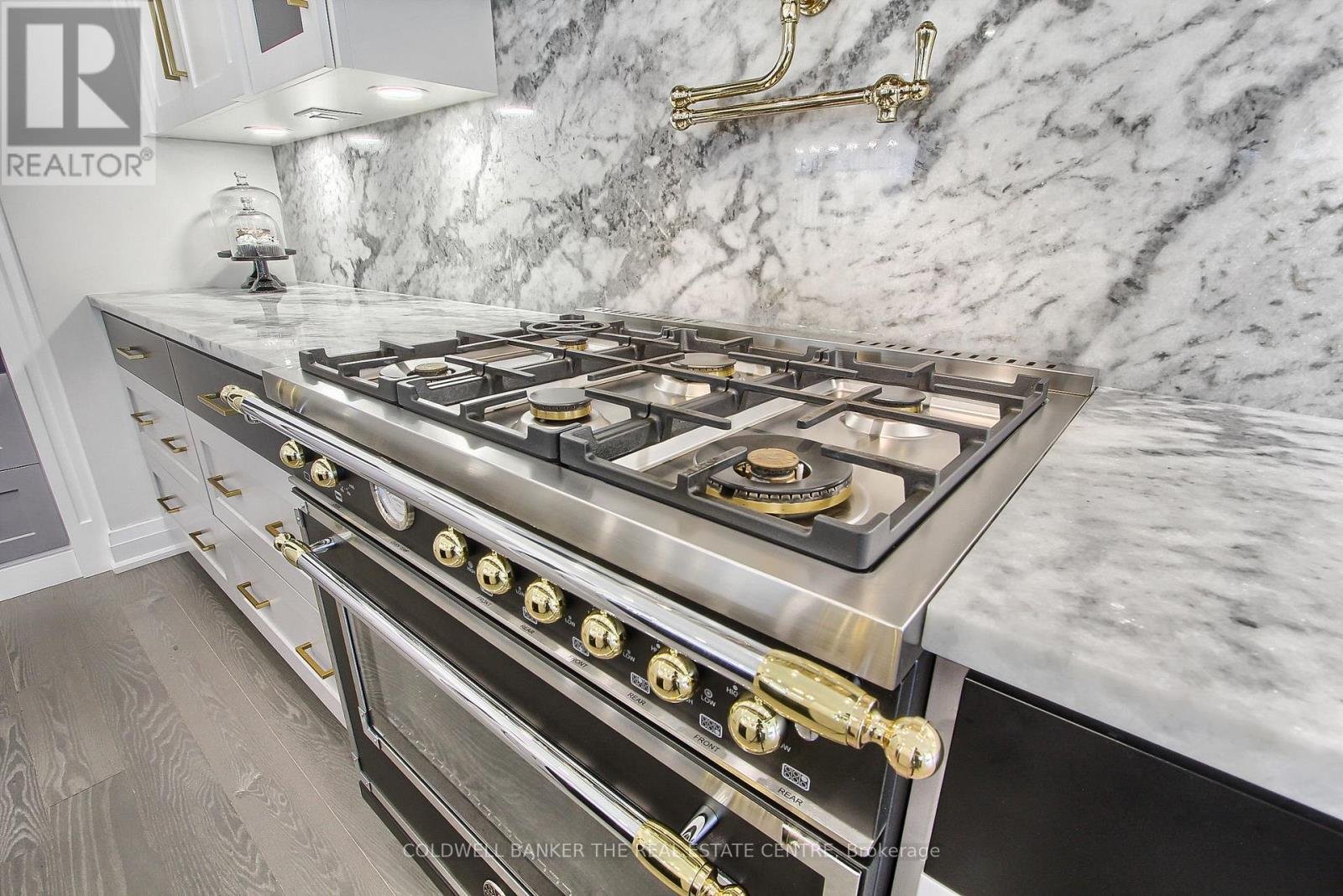 92 Maple Fields Circle, Aurora, ON - Indoor Photo Showing Kitchen With Upgraded Kitchen