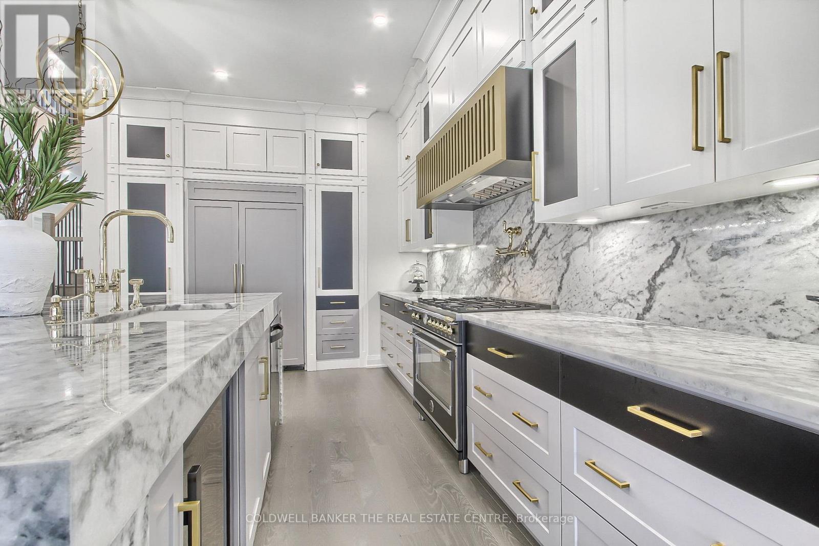 92 Maple Fields Circle, Aurora, ON - Indoor Photo Showing Kitchen With Upgraded Kitchen