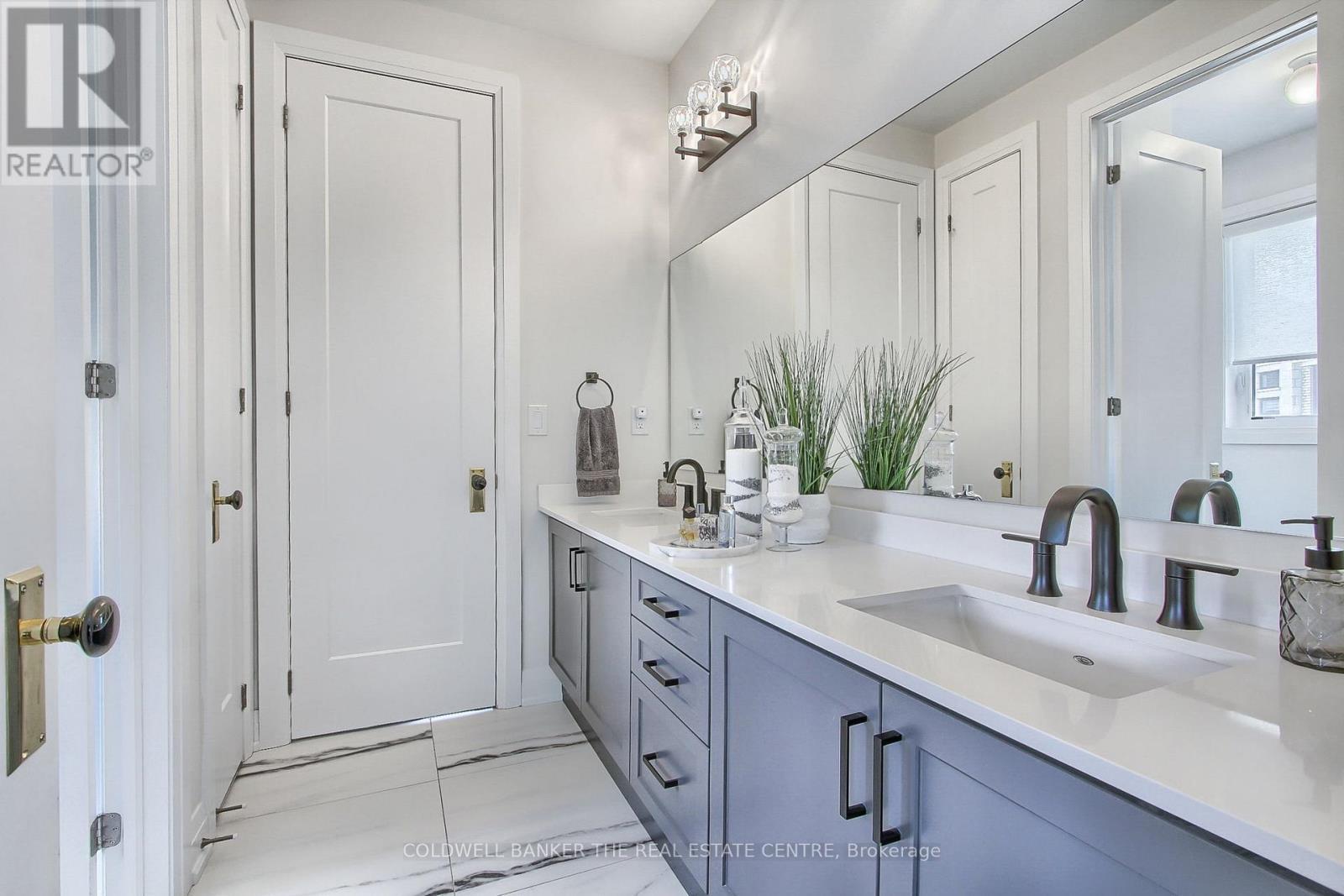 92 Maple Fields Circle, Aurora, ON - Indoor Photo Showing Bathroom