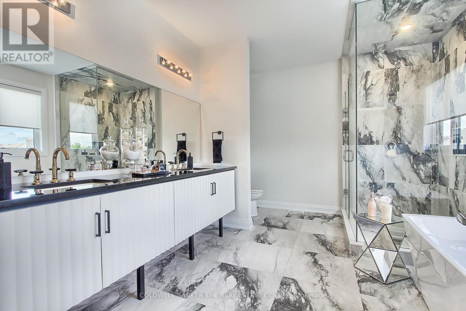 92 Maple Fields Circle, Aurora, ON - Indoor Photo Showing Bathroom