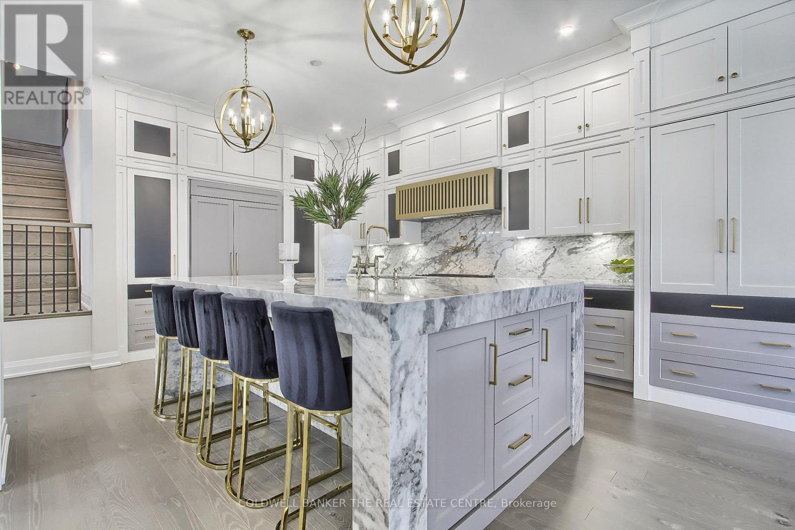 92 Maple Fields Circle, Aurora, ON - Indoor Photo Showing Kitchen With Upgraded Kitchen