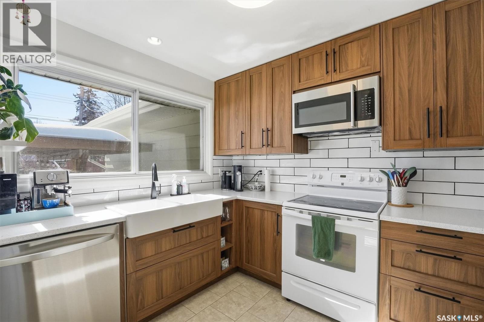 2722 Jarvis Drive, Saskatoon, SK - Indoor Photo Showing Kitchen