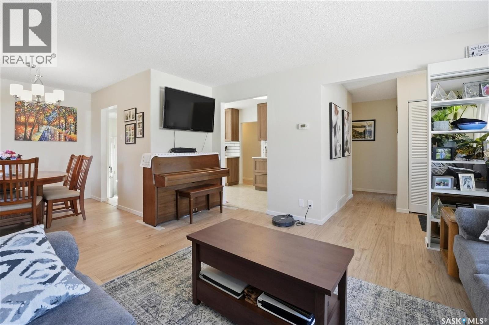 2722 Jarvis Drive, Saskatoon, SK - Indoor Photo Showing Living Room