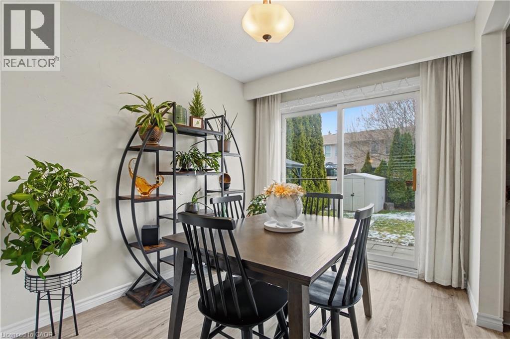 Dining room with light wood-style flooring and a textured ceiling - 21 Greystone Crescent, St. Catharines, ON - Indoor Photo Showing Dining Room