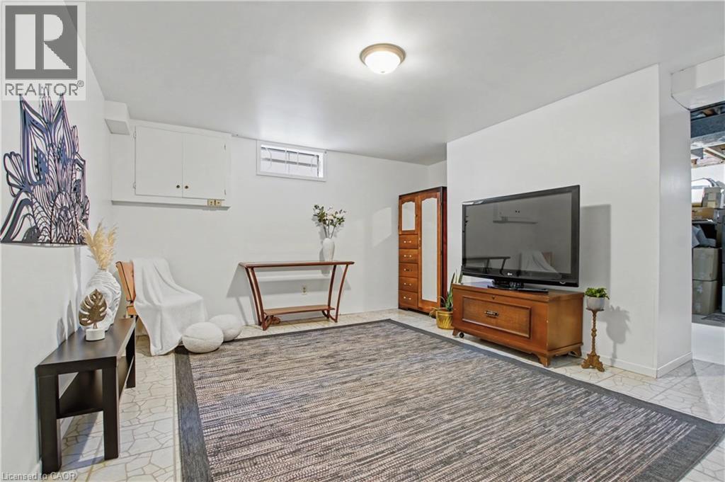 Living area featuring baseboards - 21 Greystone Crescent, St. Catharines, ON - Indoor