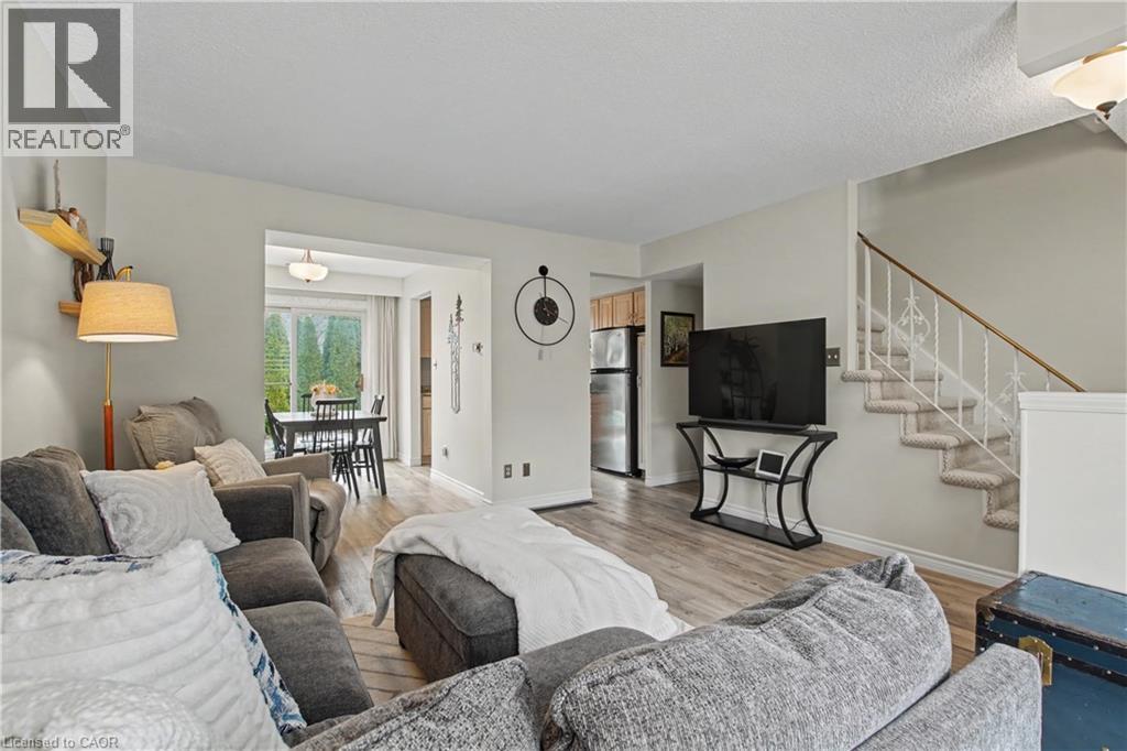 Living area featuring light wood-style floors - 21 Greystone Crescent, St. Catharines, ON - Indoor Photo Showing Living Room