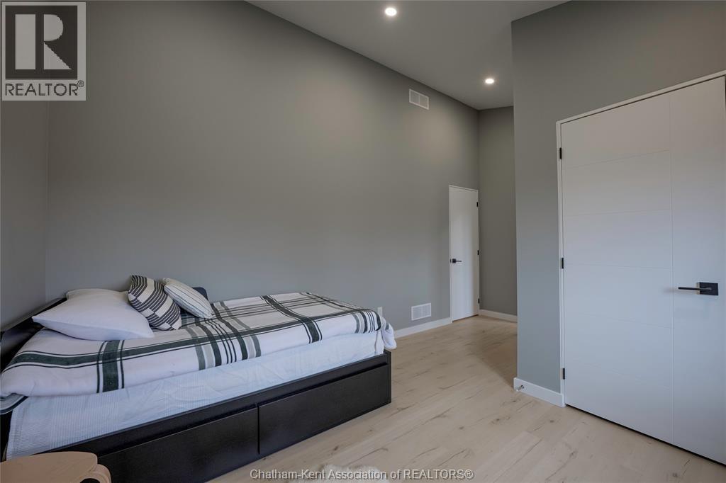 2 Riverview Drive, Chatham, ON - Indoor