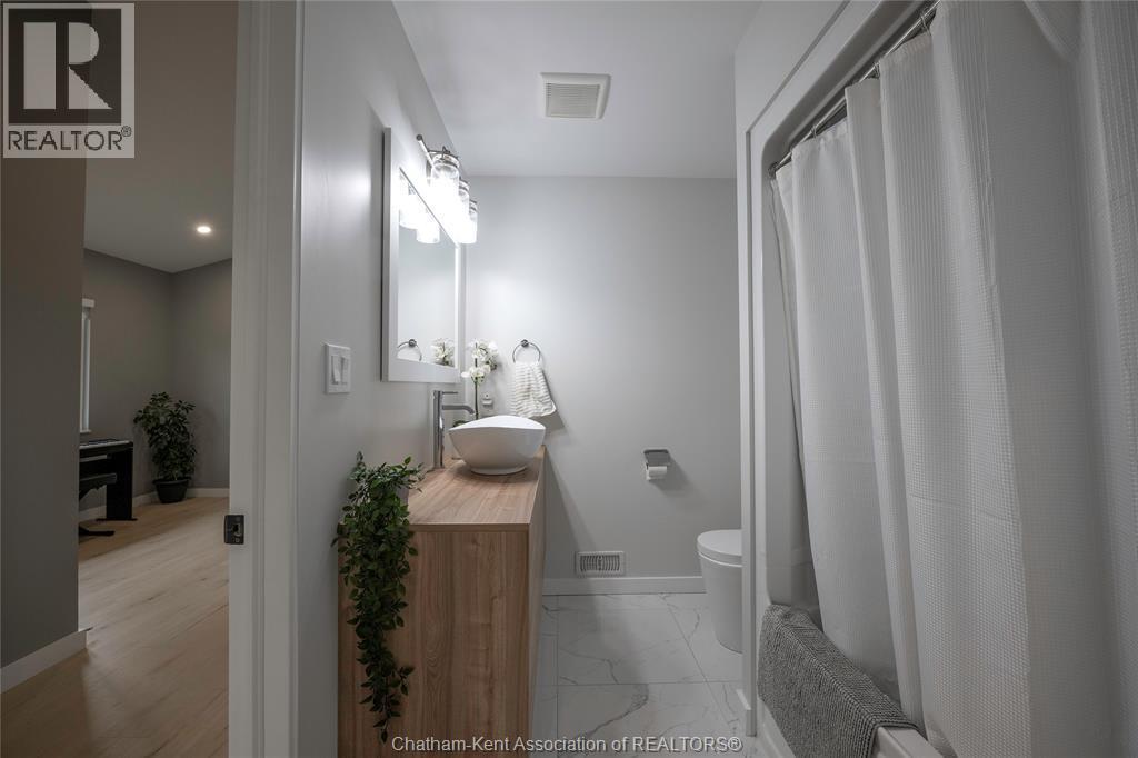 2 Riverview Drive, Chatham, ON - Indoor Photo Showing Bathroom