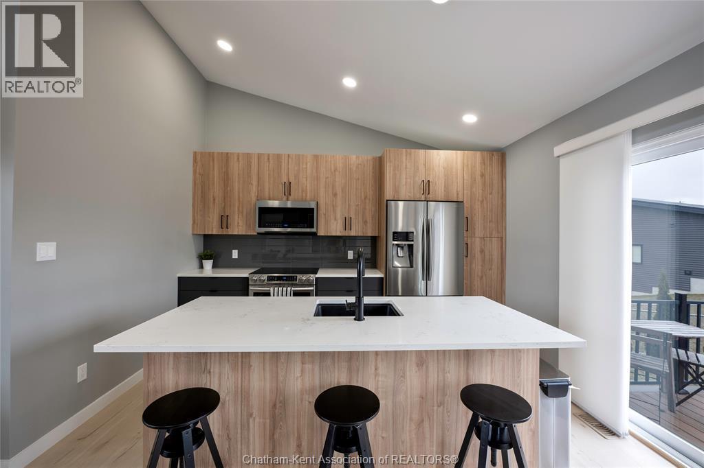 2 Riverview Drive, Chatham, ON - Indoor Photo Showing Kitchen