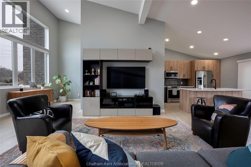 2 Riverview Drive, Chatham, ON - Indoor